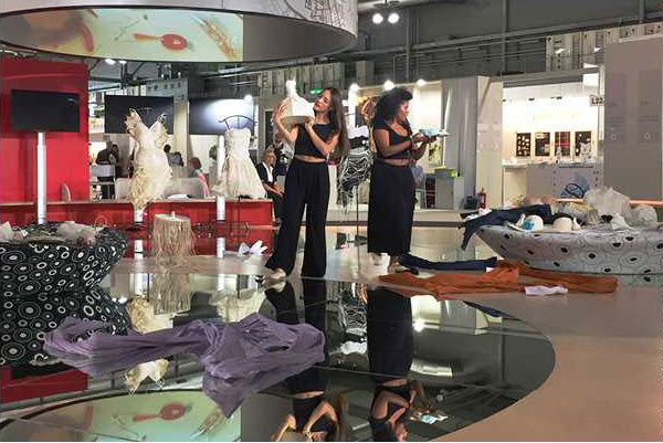 Gli abiti di carta di Caterina Crepax