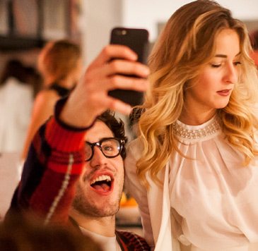 selfie cellulare uomo donna